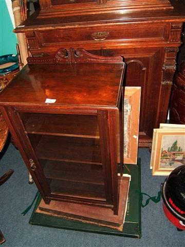 Appraisal: An Edwardian mahogany display cabinet with single glazed door wide