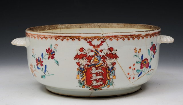 Appraisal: A CHINESE ARMORIAL PORCELAIN CIRCULAR TUREEN BASE with painted coat