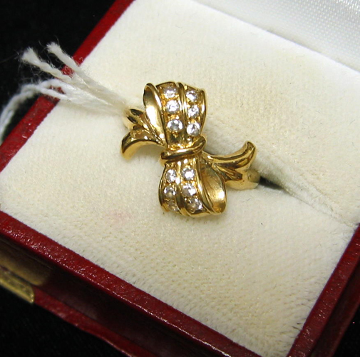 Appraisal: DIAMOND AND EIGHTEEN KARAT GOLD RING centering a yellow gold