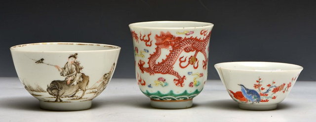 Appraisal: A CHINESE TEA BOWL decorated with a dragon Guangxu -