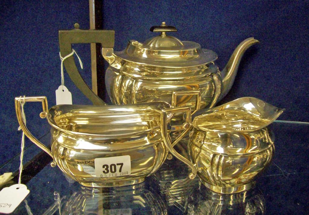 Appraisal: A Viners silver three piece teaset -