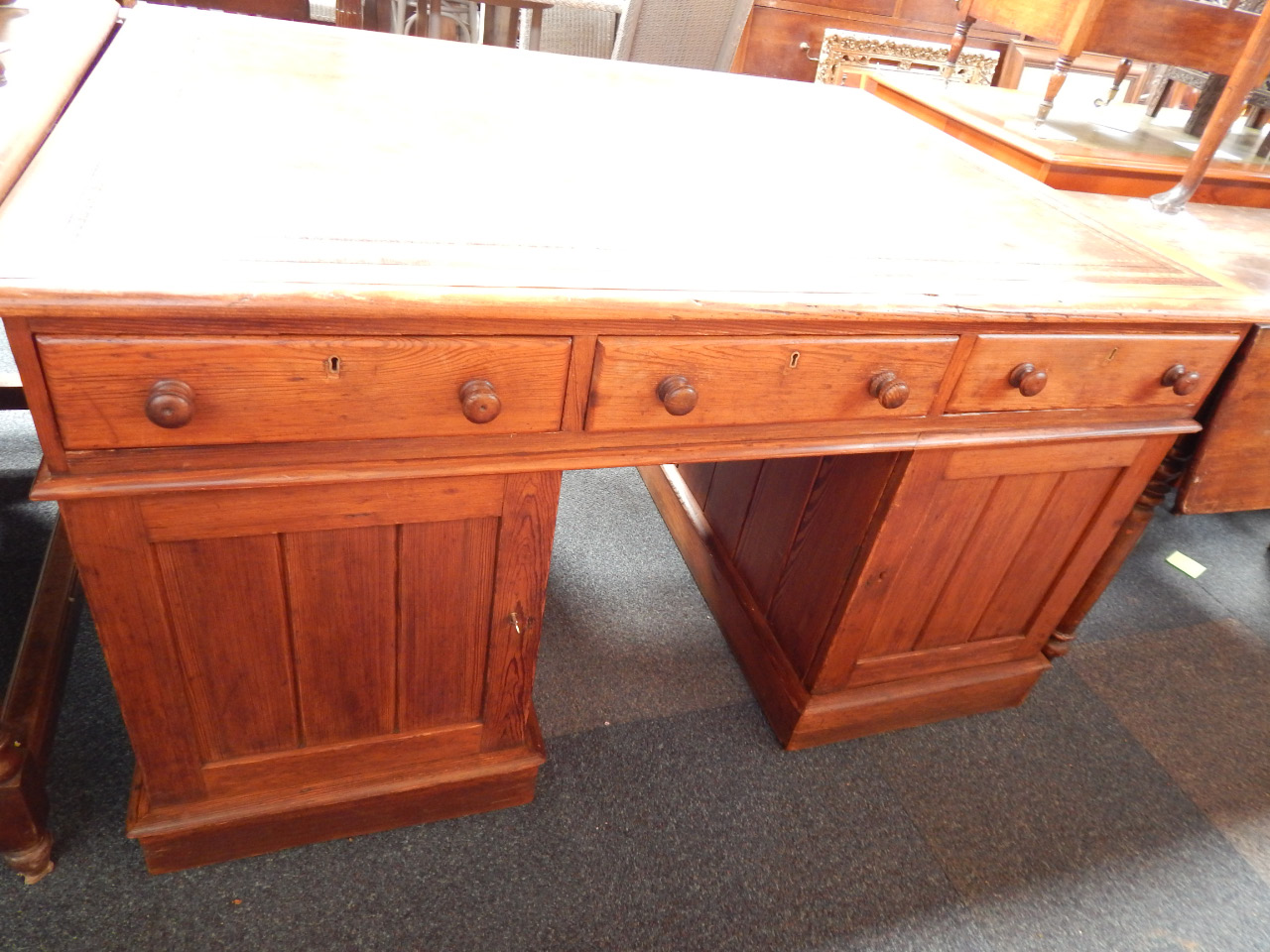 Appraisal: A Victorian pitch pine partners desk having three short frieze