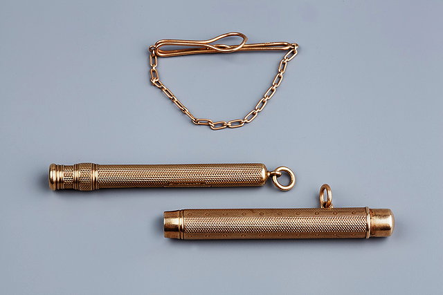 Appraisal: A VICTORIAN CT GOLD MOUNTED CIGAR CUTTER with engraved monogram