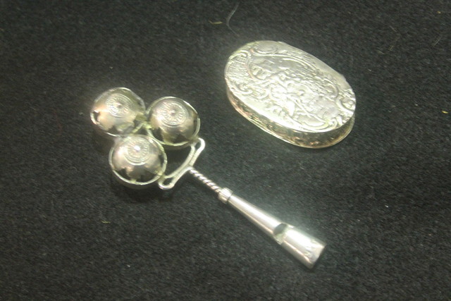 Appraisal: A CONTINENTAL SILVER SNUFF BOX of oval form with relief