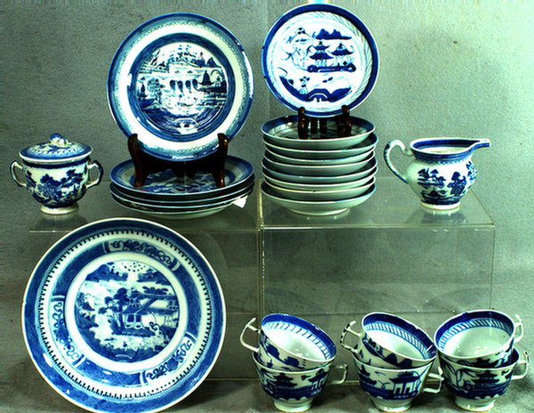 Appraisal: pcs Canton tableware cups handle with damage nine saucers five