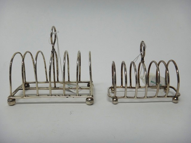 Appraisal: A silver seven bar toastrack raised on four spherical feet