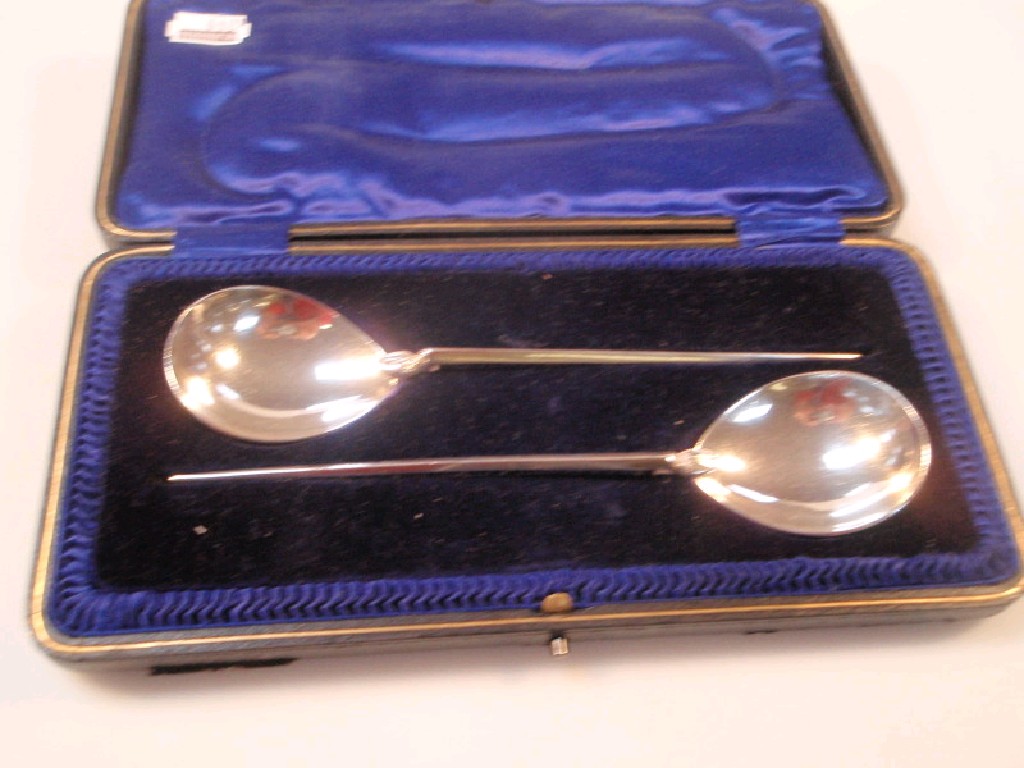 Appraisal: A pair of George V silver mote spoons Sheffield cased