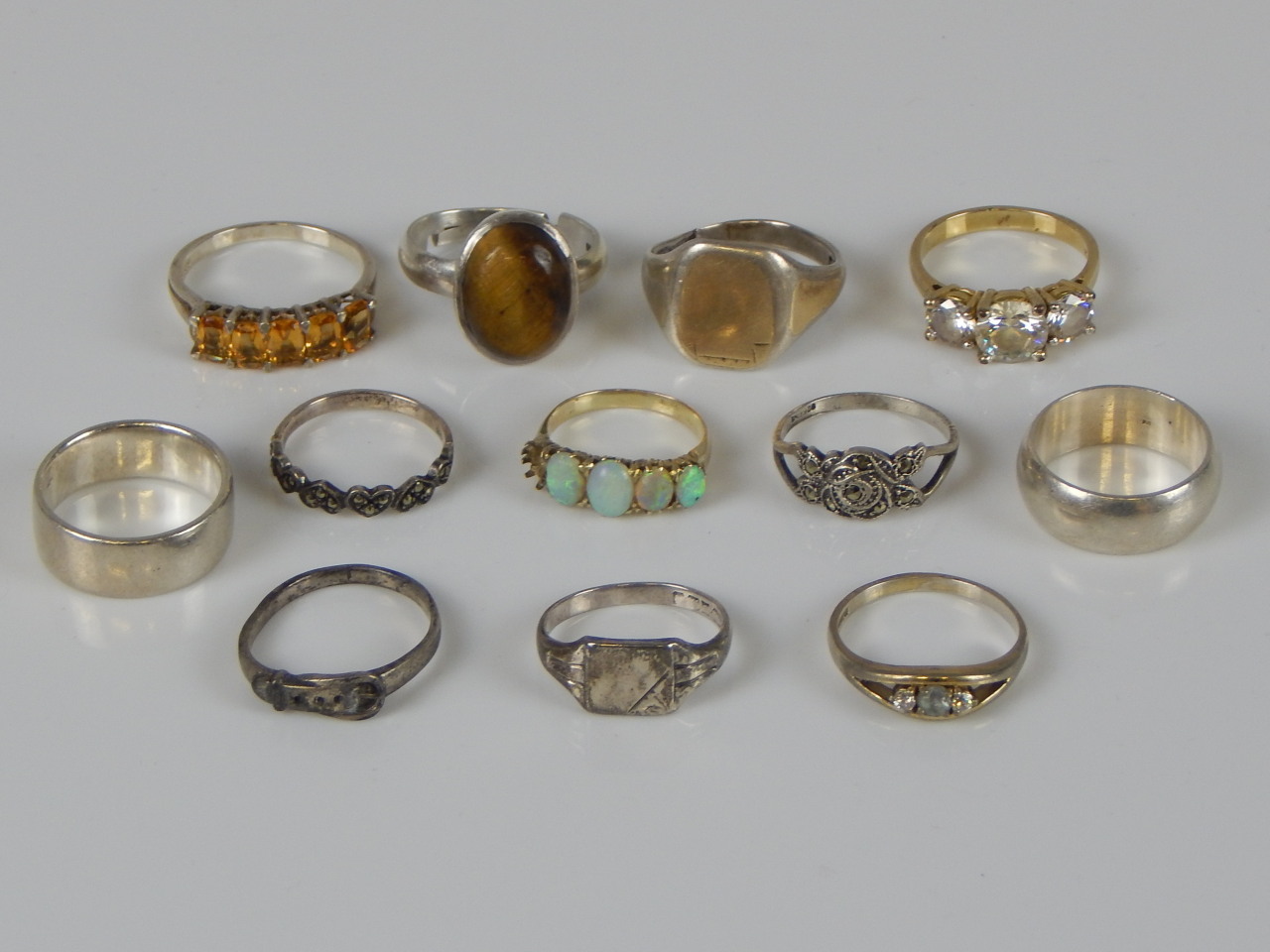 Appraisal: A quantity of dress rings some silver