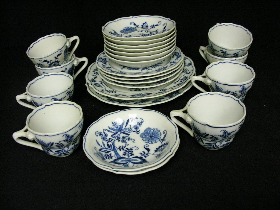 Appraisal: BLUE DANUBE PATTERN PLACE SETTING Lot of Plates diameter Plates