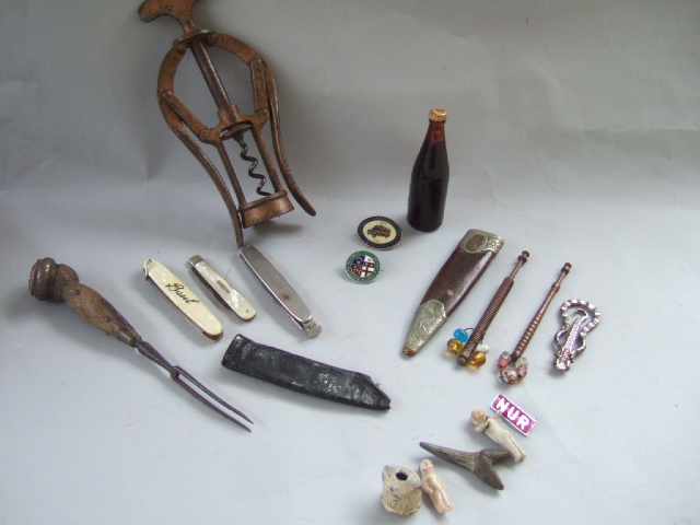 Appraisal: A quantity of collectables including a Heeley double lever corkscrew