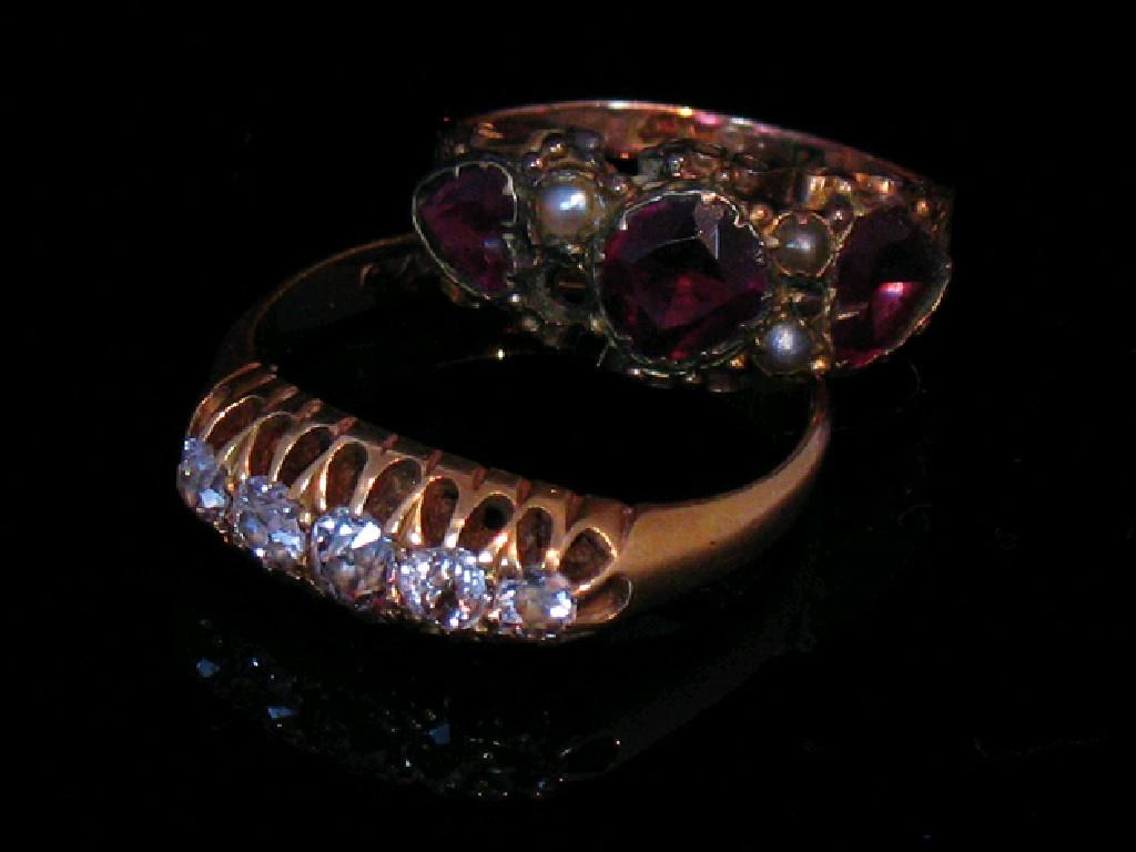 Appraisal: A VICTORIAN FIVE STONE DIAMOND DRESS RING claw-set in ct