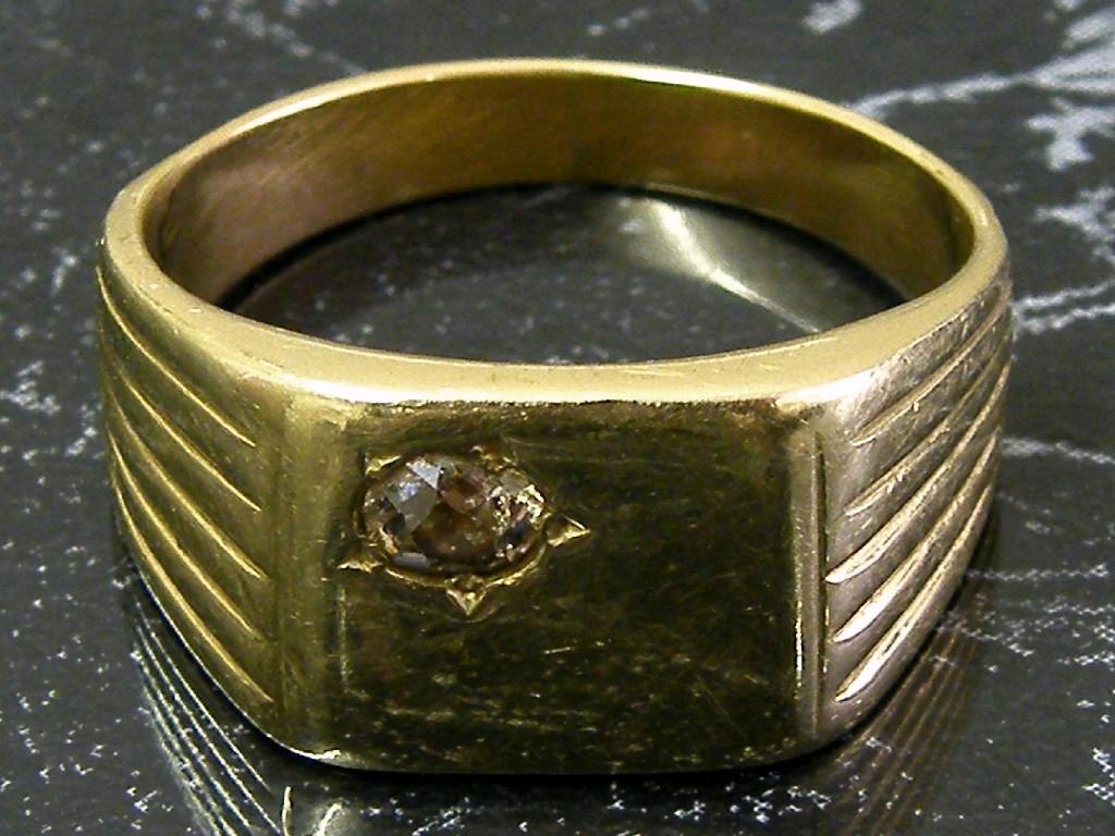 Appraisal: Yellow gold gentleman's signet ring set with an old cut