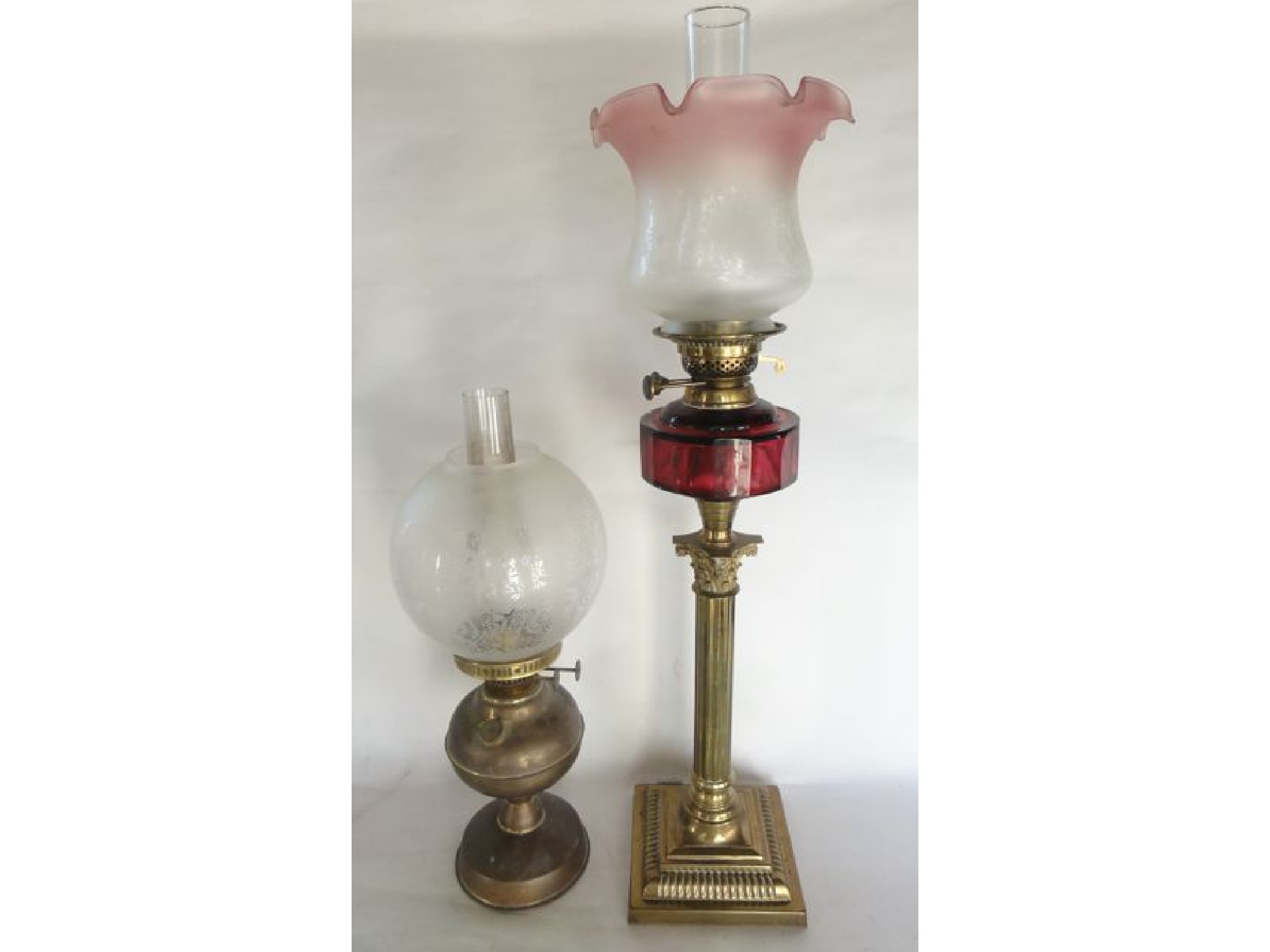 Appraisal: A good quality brass oil lamp the stem and base