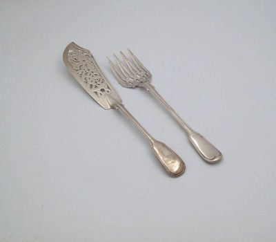 Appraisal: A pair of Victorian silver Fiddle and Thread pattern fish