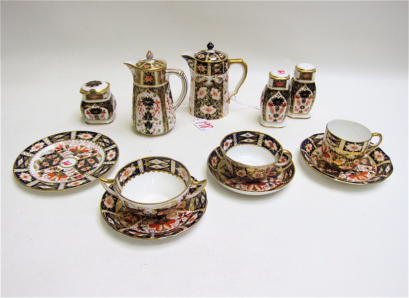 Appraisal: THIRTY PIECES ROYAL CROWN DERBY FINE CHINA assembled set including