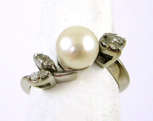 Appraisal: PEARL DIAMOND AND FOURTEEN KARAT GOLD RING The white gold