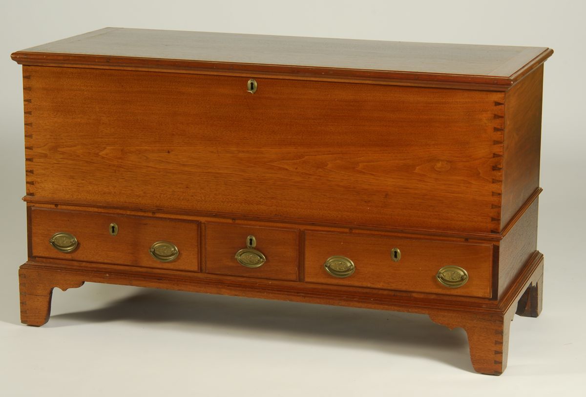 Appraisal: BENCH-MADE PENNSYLVANIA-STYLE LIFT-TOP BLANKET CHEST In beautifully grained sculptured walnut