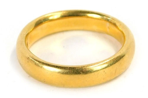 Appraisal: A ct gold wedding band of plain design ring size