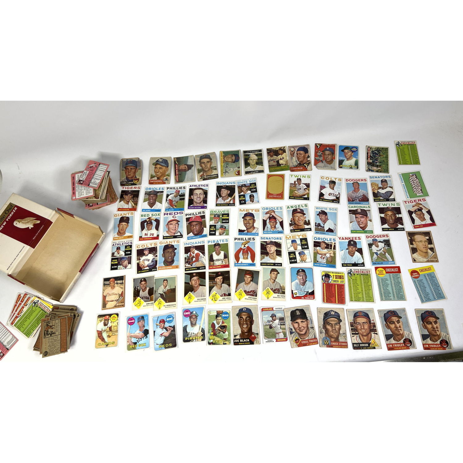 Appraisal: Topps baseball cards approx Pete Rose etc with cigar box