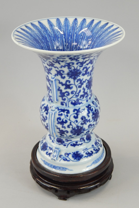 Appraisal: A modern Chinese porcelain vase decorated in blue with flowers