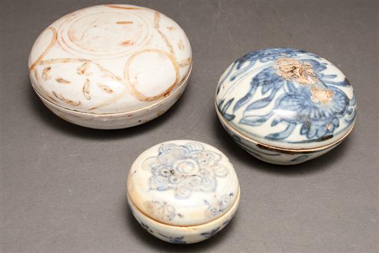 Appraisal: Three Chinese blue and white Ming porcelain boxes circa circular