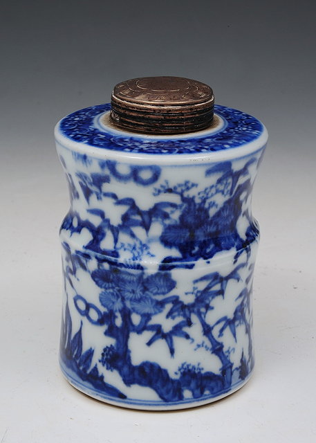 Appraisal: A JAPANESE BLUE AND WHITE PORCELAIN POSSIBLY HIRADO SMALL CANISTER