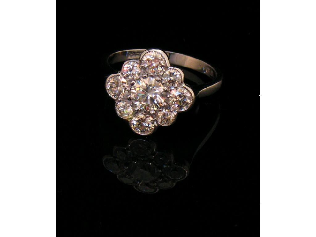 Appraisal: A LARGE DIAMOND CLUSTER RING set to the centre with