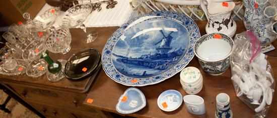 Appraisal: Assorted glassware delft charger and other English ceramics Estimate -