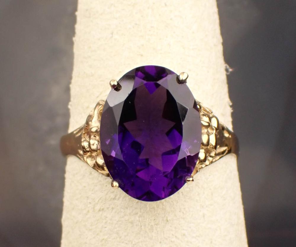 Appraisal: AMETHYST AND FOURTEEN KARAT GOLD SOLITAIRE RING The yellow gold