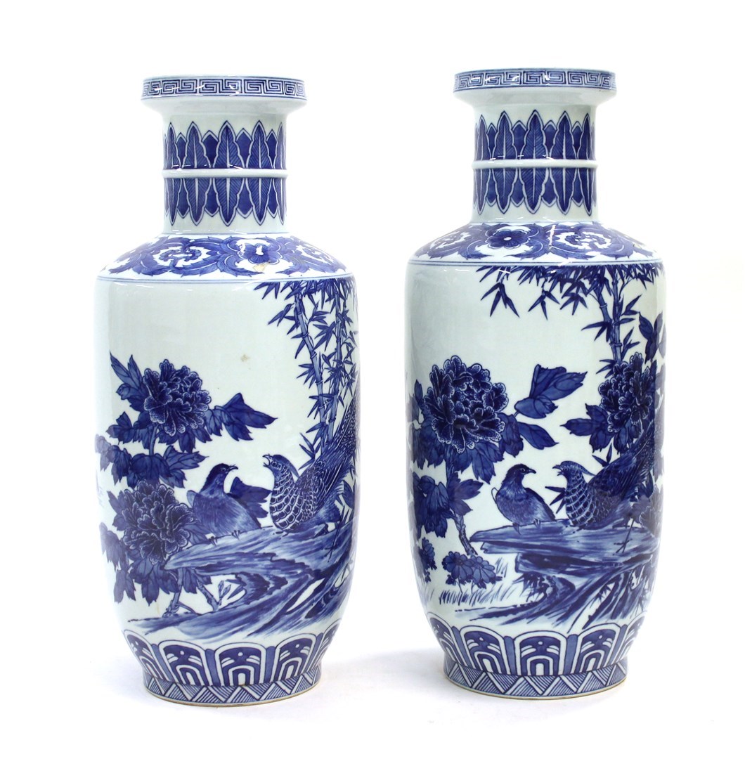 Appraisal: A pair of modern Chinese blue and white rouleau vases