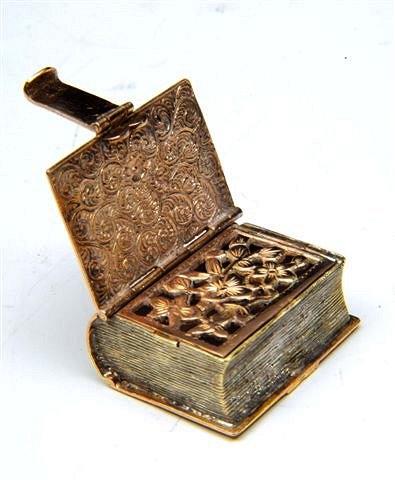 Appraisal: A GOLD VINAGRETTE in the form of a book no