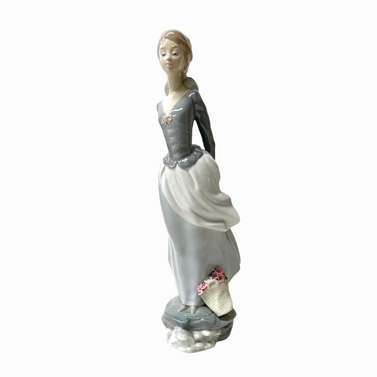 Appraisal: Lladro Porcelain Woman Figurine Lladro Porcelain Woman Figurine Sculpture depicting