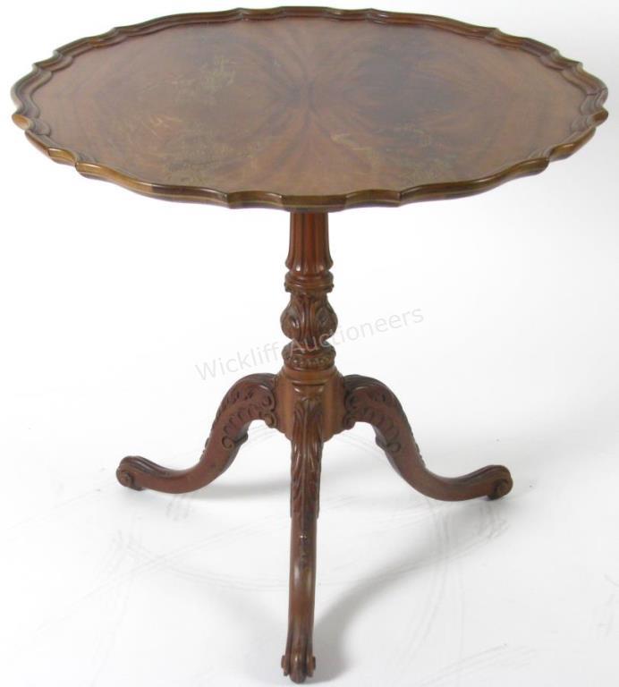 Appraisal: A vintage mahogany tilt-top tea table with pie crust top