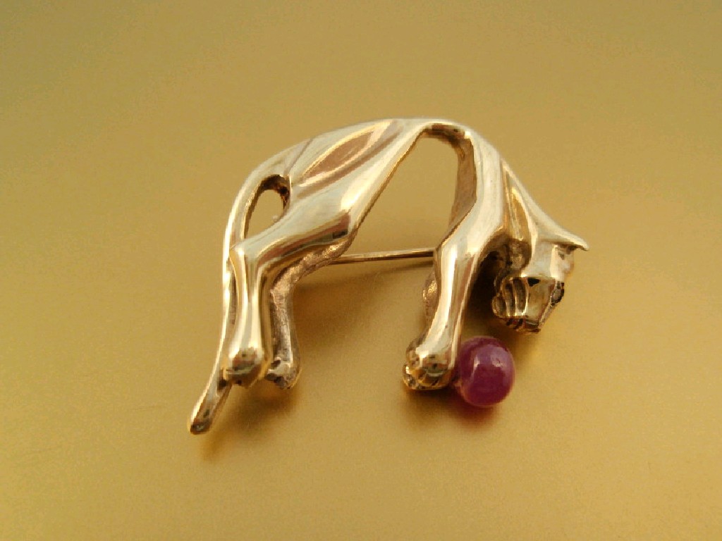 Appraisal: A ct gold import marks brooch of a cat pouncing