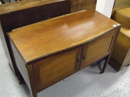 Appraisal: Oak dressing table and a mahogany washstand