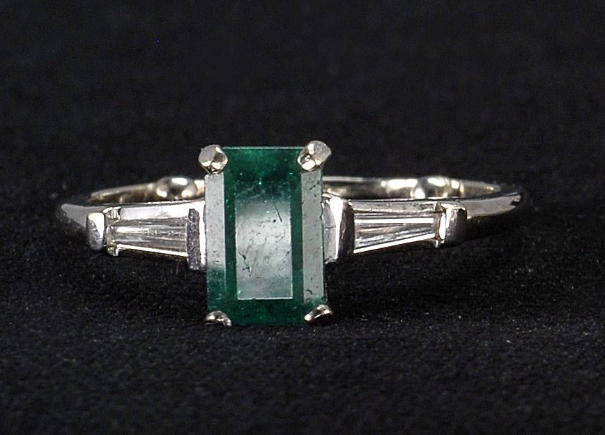 Appraisal: KT WHITE GOLD EMERALD AND DIAMOND RING Approx carat prong-set