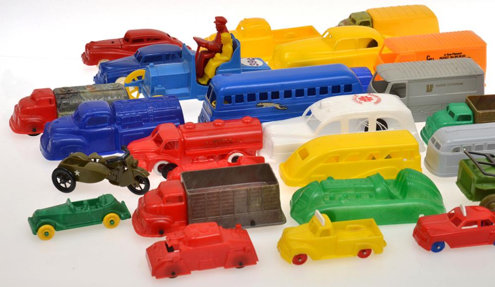 Appraisal: A LARGE COLLECTION OF UNBOXED PLASTIC MODELS INCLUDING KEYSTONE ACME