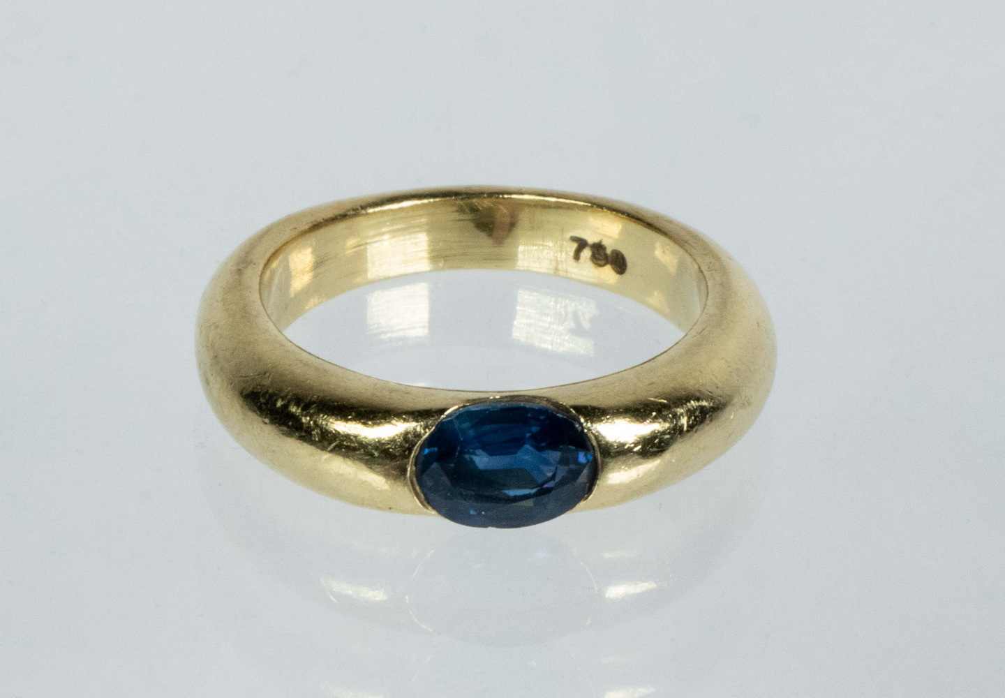 Appraisal: LADIES K GOLD AND SAPPHIRE RING Contemporary design set with