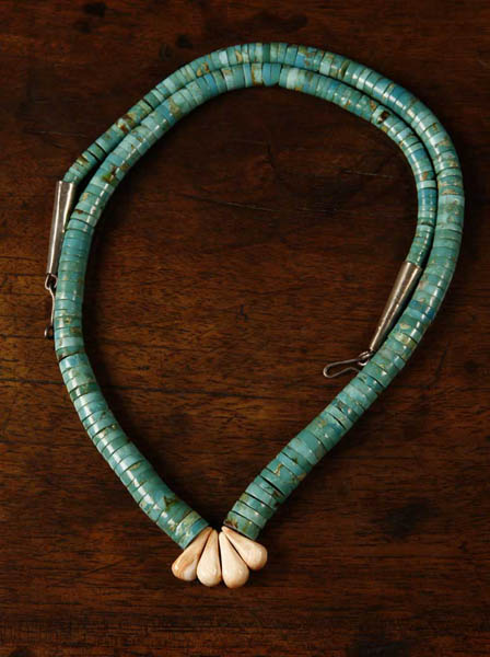 Appraisal: A Navajo single strand turquoise necklace A Navajo single strand