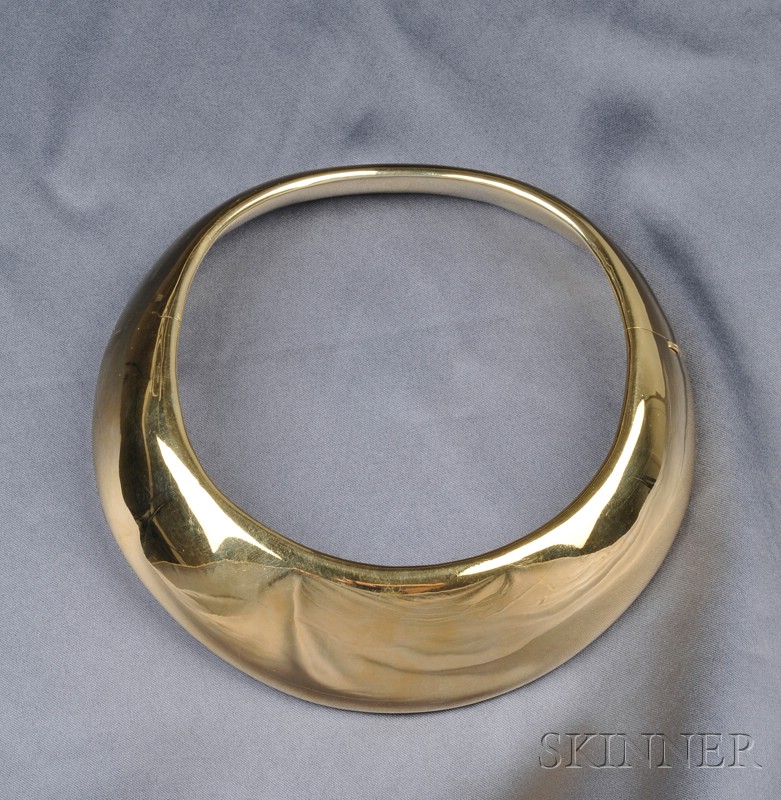 Appraisal: kt Gold Collar designed as a hinged plain polished form