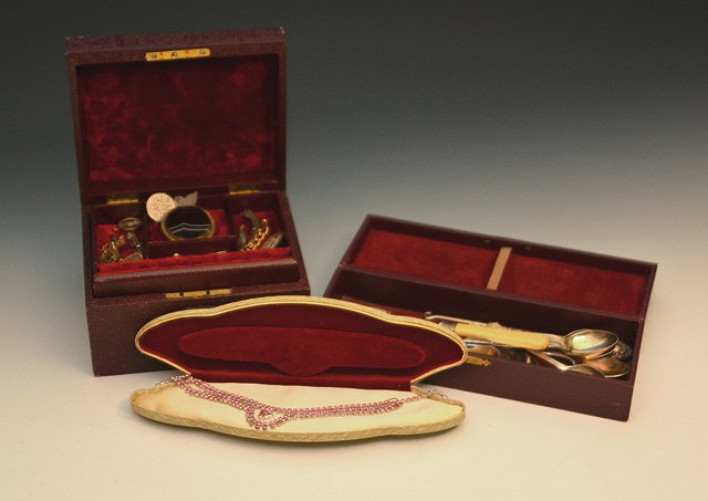 Appraisal: A collection of miscellaneous jewellery and silverincluding a set of