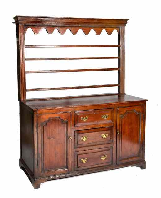 Appraisal: A GEORGIAN STAINED PINE DRESSER with plate rack three central