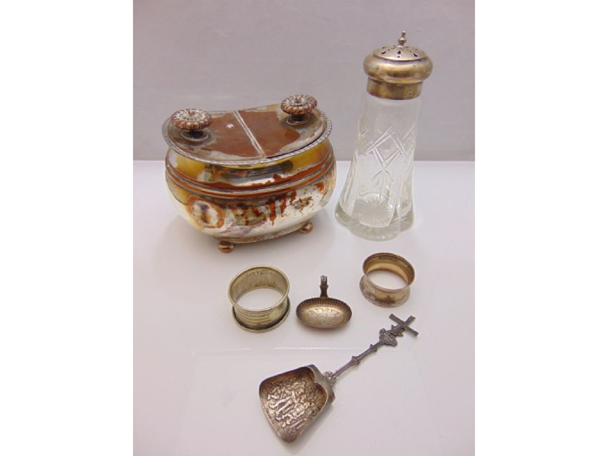 Appraisal: A George V silver mounted glass sugar sifter Joseph Rodgers