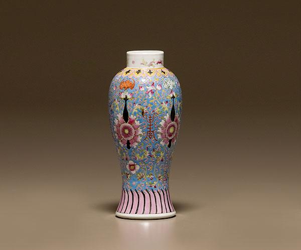 Appraisal: CHINESE EXPORT GARNITURE VASE Qianlong Period - Baluster form decorated