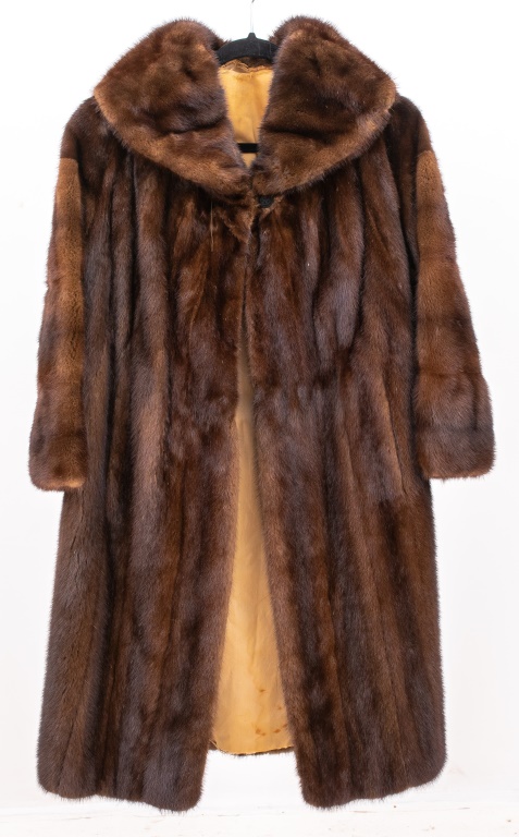 Appraisal: MINK COAT WITH COLLAR Mink coat with collar no size