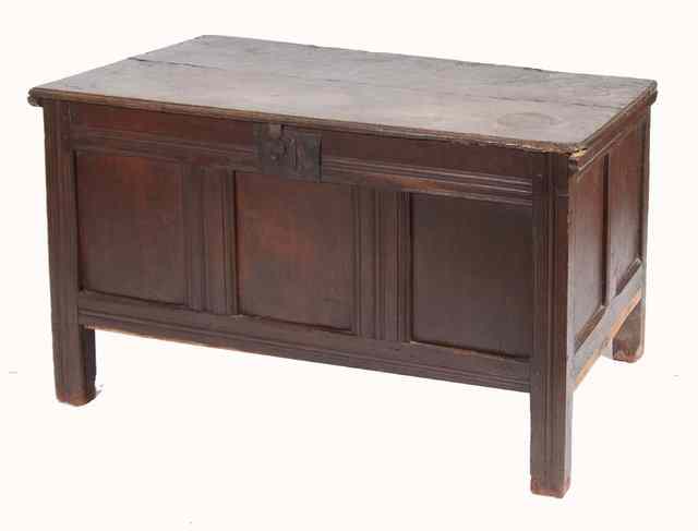 Appraisal: AN OLD OAK COFFER with triple panelled front and standing