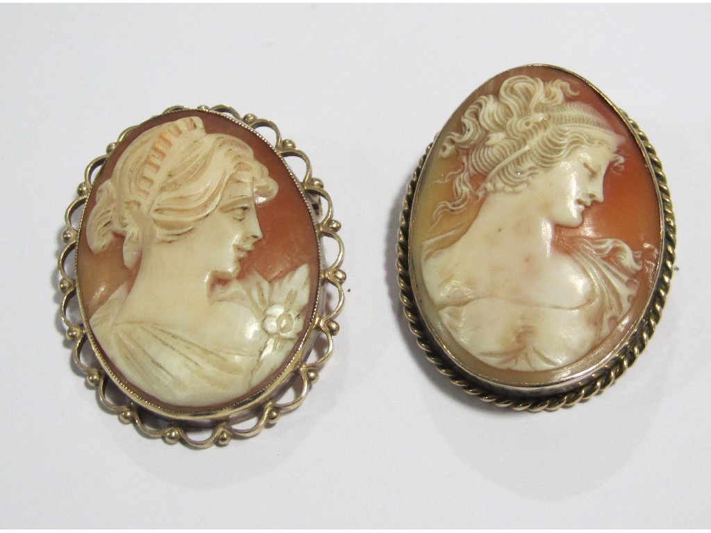 Appraisal: Two ct gold mounted cameo brooches both depicting busts of