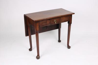 Appraisal: A Georgian mahogany single drop-leaf table on turned legs with