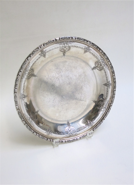 Appraisal: TOWLE STERLING SILVER ROUND TRAY pattern Diameter inches Weight troy