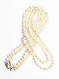 Appraisal: A double strand of to mm cultured pearls on a